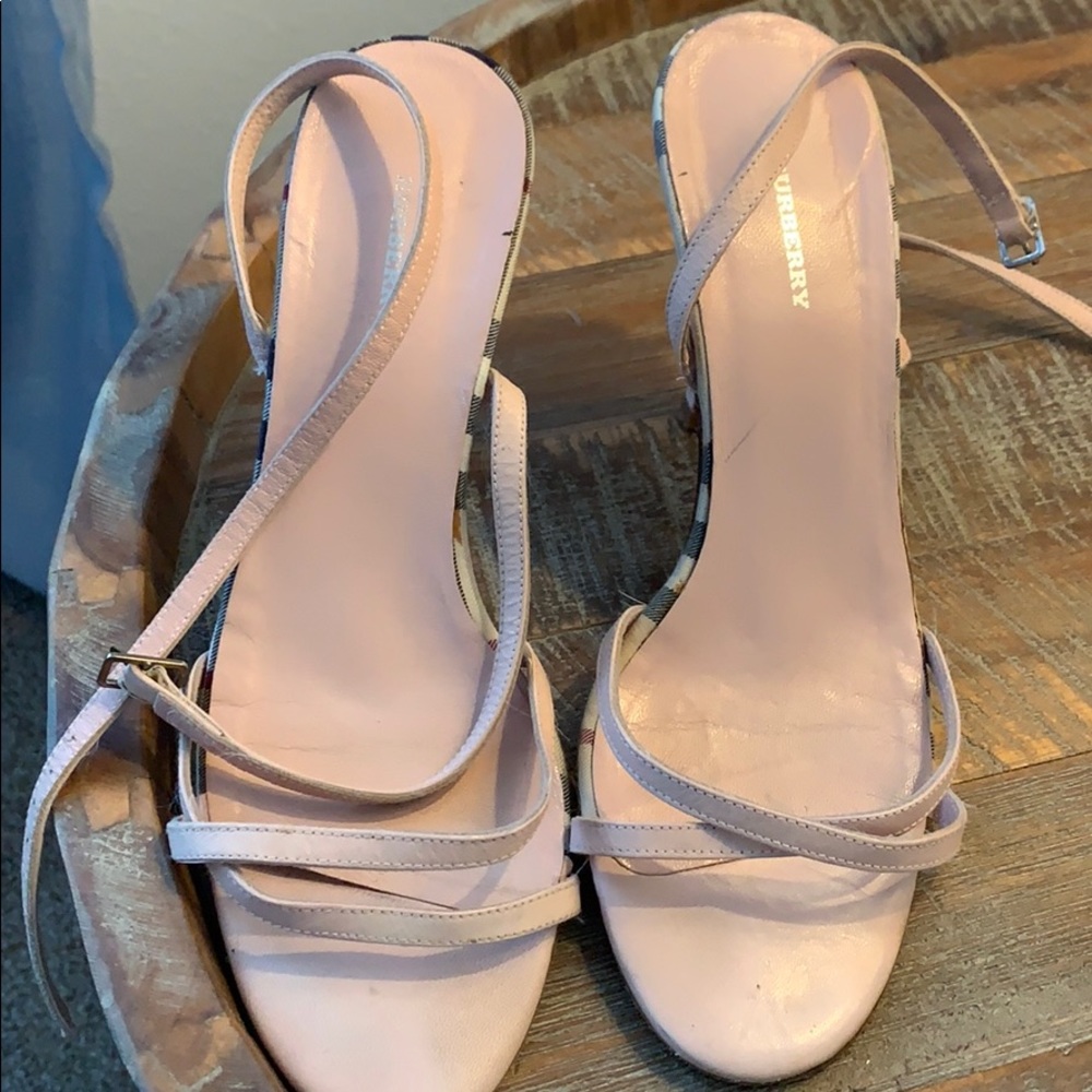 Pink Burberry strappy not to high heels - Picture 2 of 4
